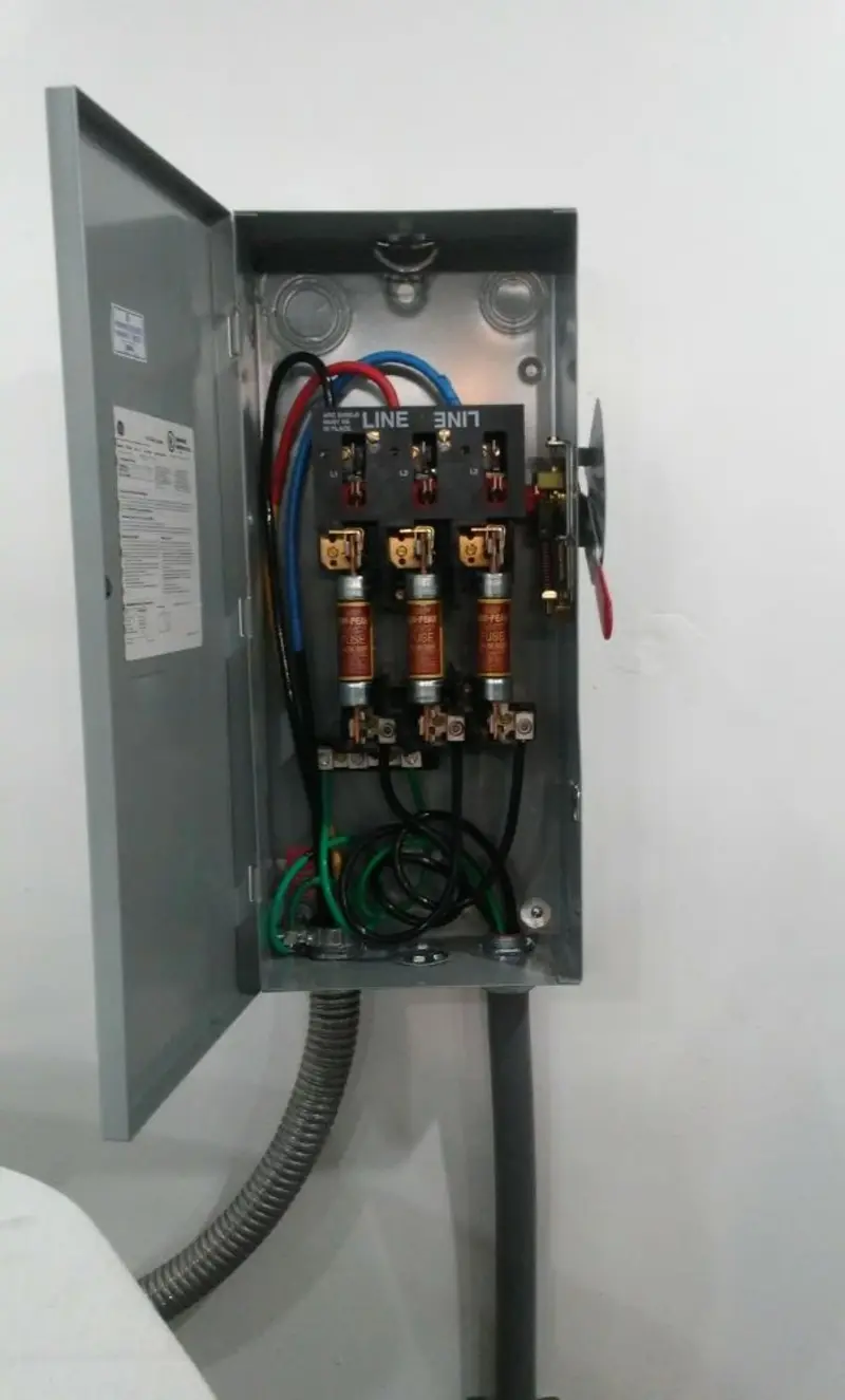 Three-phase disconnect switch installed for Smoke Detector Installation in Stuttgart